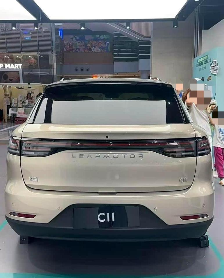 为音响试零跑 C11，确实有惊喜
平时通勤路上总爱听歌打发时间，一直觉得多数原厂音响都是凑数，刷到不少人说零跑 C11 音响很越级，今天来跟大家说下真实感受。
上车连了常听的歌，你就会发现第一耳就有点惊喜，人声特别透亮，低音也不闷，不是那种轰头的糊感，堵车的时候听着特别解压啊！
跑快速路速度起来后，