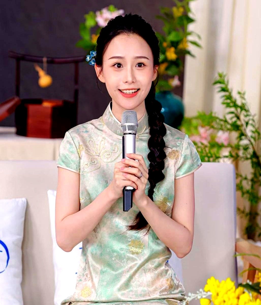29岁演完“淑柔”刚转型当演员，转头连儿子抓周宴的照片都被全网传阅了。

王晓慧这波热度来得有点猛。没进演艺圈的时候，根本没人关注她。现在刚彻底入行，结婚照和孩子照片转眼就被扒了个干干净净。

名气大了，隐私就成了透明的。不过话说回来，29岁成家生娃再正常不过。与其被当成黑料扒，真不如大大方方承认了