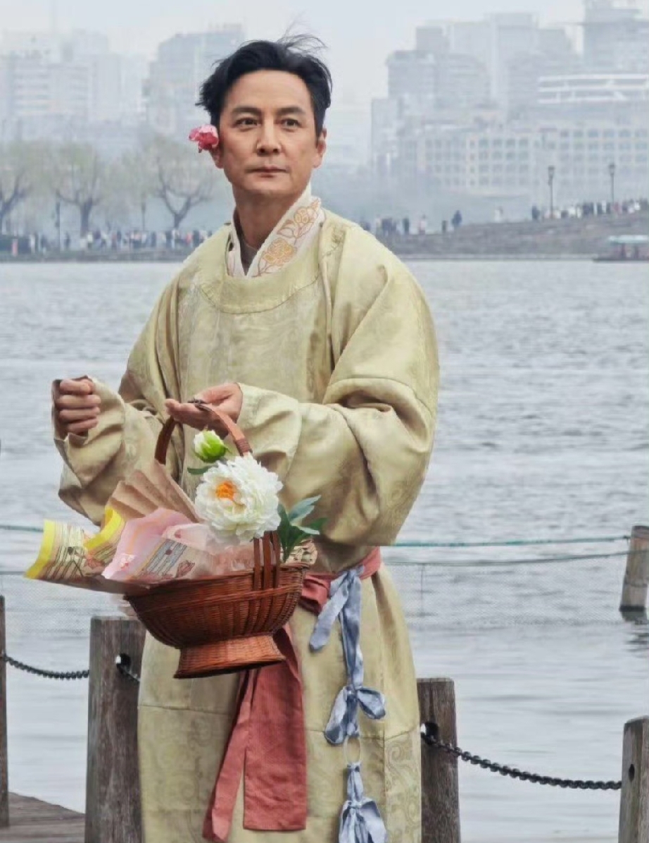 他拍戏多年，理应赚得盆满钵满，为何年老了还如此拼命？竟开启直播带货、街头送花这种“有活就接，疯狂营业”的模式？