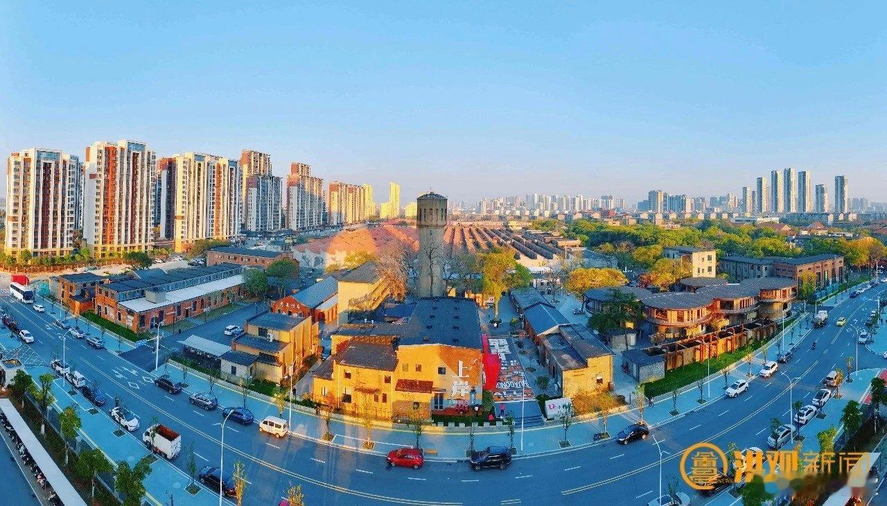当老建筑苏醒，看见南昌的另一种浪漫🌙
 
来南昌，别只匆匆打卡滕王阁便转身离去。
 
这座城市，正在把沉淀的旧时光，酿成鲜活的城市烟火。
 
旧厂房焕发新生，699逍遥游「又一集」街区，夜色漫过粗粝的工业肌理。潮玩、咖啡、烟火小店错落其间，晚风穿行街巷，年轻人漫步闲谈，老旧空间涌动着蓬勃的 ​