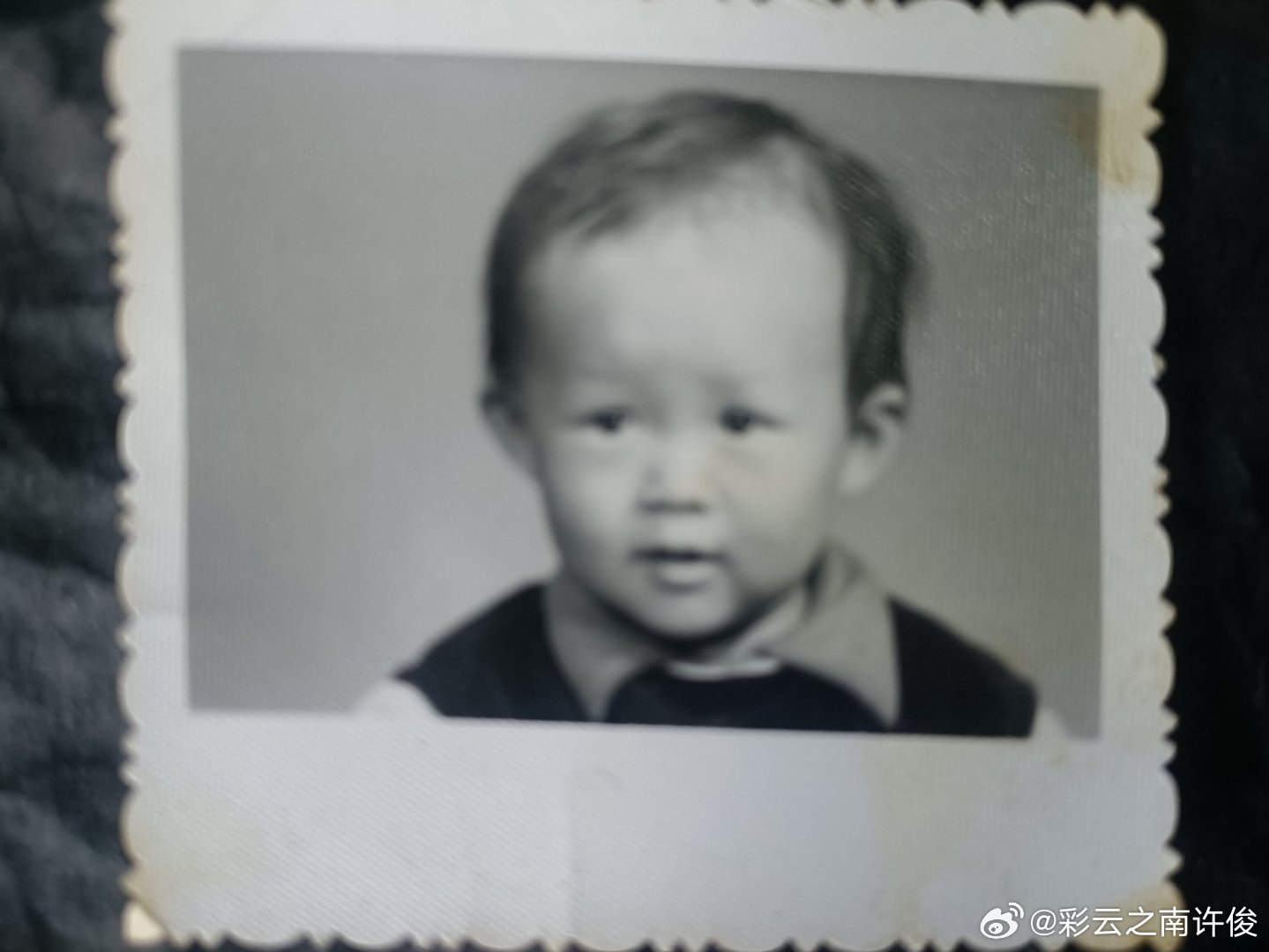 以此对应着另一种现象：
骗亇富婆连爹妈一起养！找个富翁爸妈也富贵！
【“新型啃老”正在蔓延：不结婚不工作，却能拖垮千万家庭】《人世间》里有句话戳中了无数父母：“孩子大了，留得住人，留不住心。”可放到今天，很多家庭连“留不住心”都算不上奢望。他们...