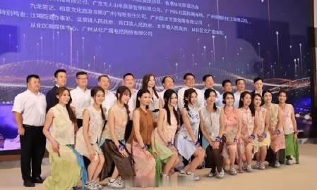现在香港小姐都沦落到要蹲地下了吗？37度高温去从化堪称跳火坑，广州这么...