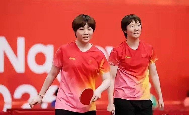 日本乒坛彻底傻眼！
​中国国乒果断收网。
​10 月 10 日女双决赛前夕，北京赛场内气氛压抑，王曼昱和蒯曼这对王牌组合不仅是要争冠，她们是在为中国乒乓球的主场荣耀进行最后的一场保卫战，对手连翻盘的机会都不会有。
事情的脉络其实比外界炒作的要清晰得多。
​​本次对决落地北京首钢园，是2026年W ​