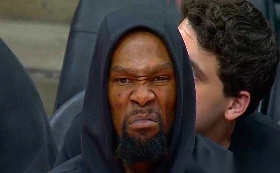 这季后赛打的不是篮球，是生存游戏。 卫冕冠军掘金的板凳席，气氛不对劲。...