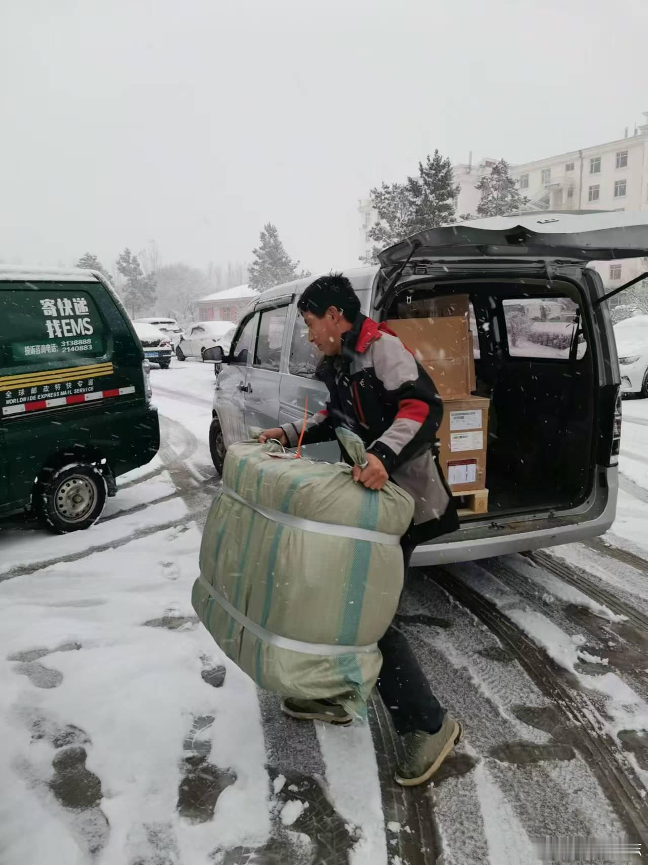【#林海暴雪战邮路│大兴安岭地区邮政管理局，打响今冬首场寄递保畅攻坚战#】

近日，一夜风雪席卷大兴安岭，局地发布暴雪橙色预警。大雪封山、路面结冰，绵延漫长的林区邮路通行受阻，寄递服务迎来入冬首场严峻考验。大兴安岭局闻雪而动，第一时间启动应急响应，联动辖区邮政快递企业，打响暴雪保畅攻 ​