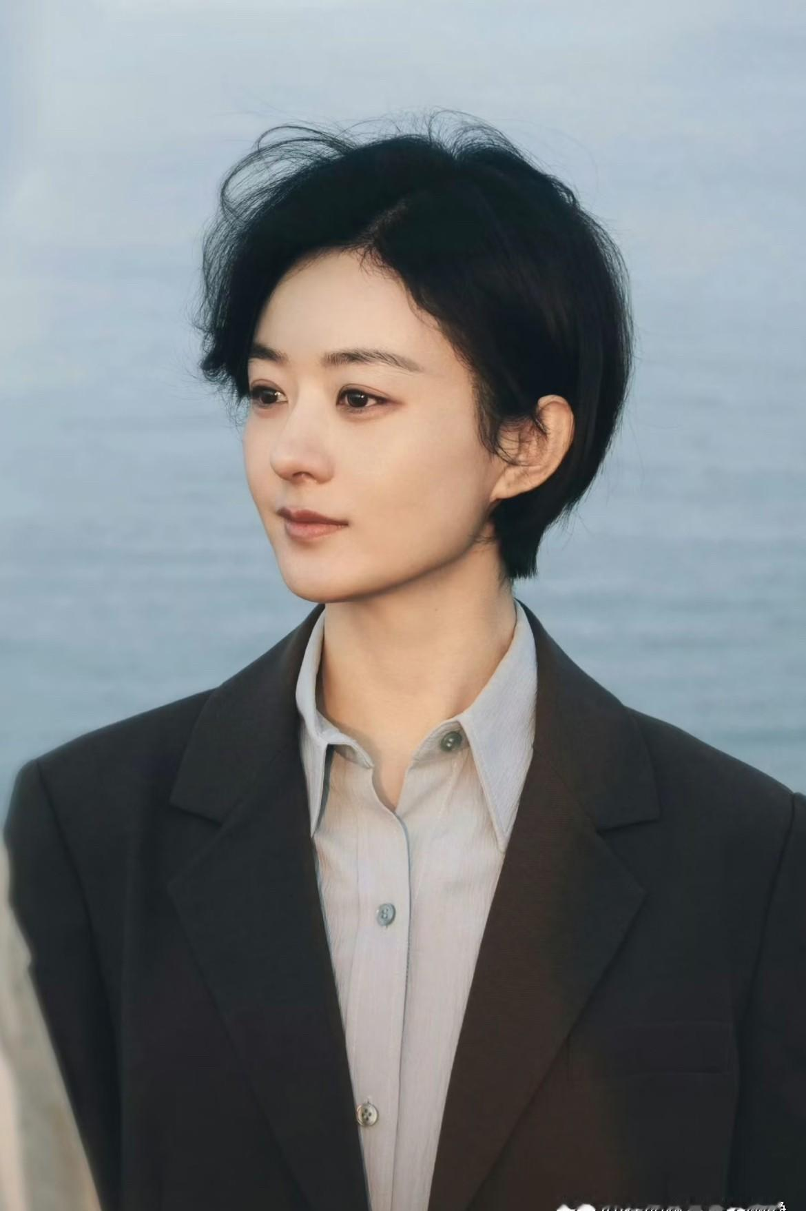 杨幂拒演的饼，赵丽颖接住了？ 谁能想到，《小城大事》这块烫手山芋，现在...