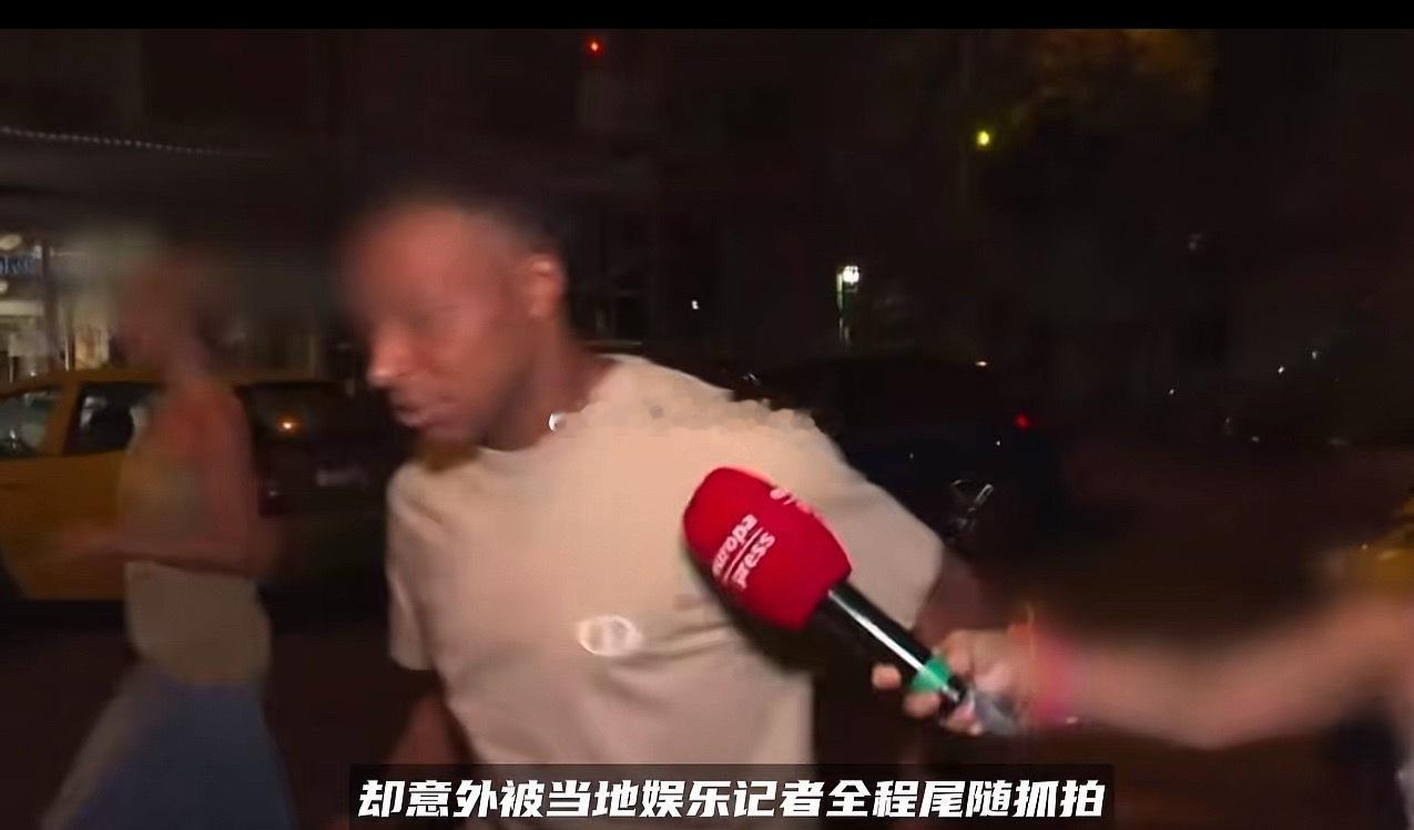 姆巴佩官宣恋情才三周，就在马德里街头被记者拿C罗结婚当由头追问婚期。

这种提问方式确实越界了，刚公开关系就被催着交代下一步计划，换谁都会不舒服。姆巴佩的处理很得体，先礼貌祝福前辈，面对关键追问只用一句“晚安”收尾，护着女友上车离开。

不正面回答是或否，既没给媒体继续解读的话柄，也 ​