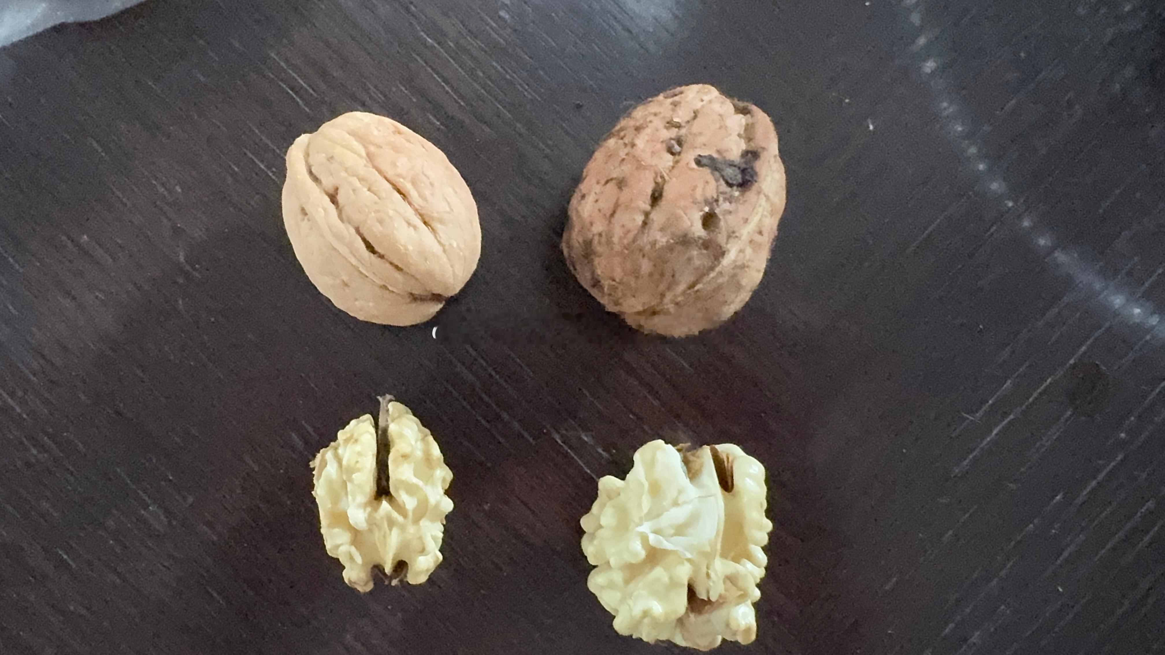 一分价钱一分货，果然还是贵的好吃，虽然表面处理的不彻底，但是这才是核桃正常脱壳的样子。便宜的个头小，干净（估计泡药水了），水水的一点也不香。没有钱的不是，买吃的就选贵的。小时候一到夏天吃核桃的季节，手就没白过，全是核桃皮染的颜色[允悲]，很久都洗不掉#我的美食日记#

 ​