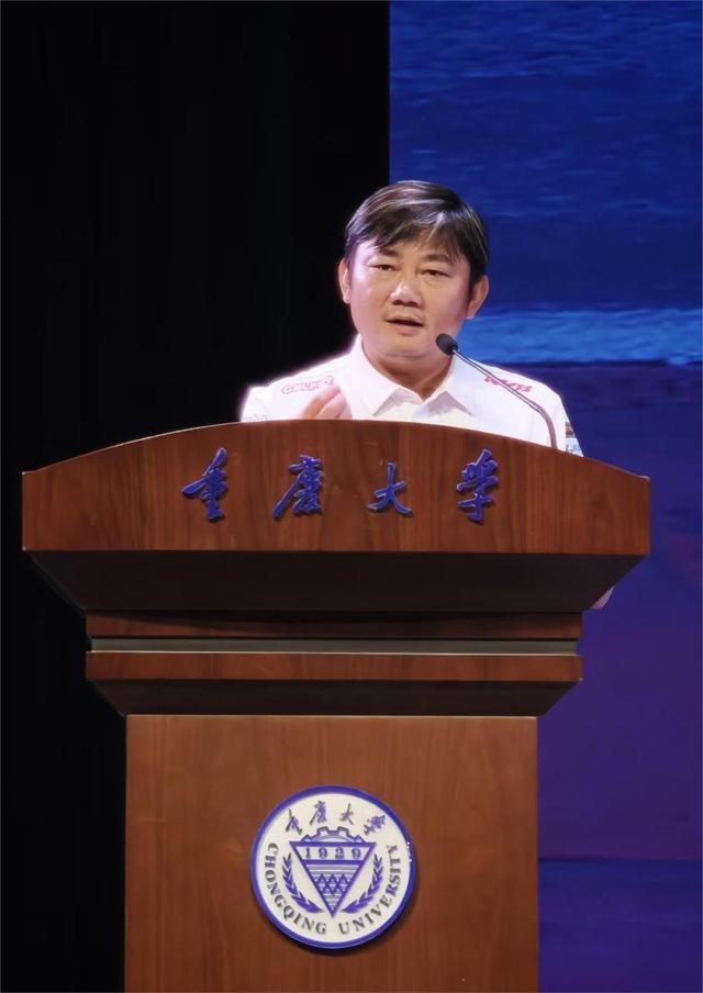 张雪前往重庆大学开展校招宣讲，现场放出应届生入职年薪10万起的待遇，引来在场学生不同的看法。
 
这次宣讲名额计划招收一百人，研发类岗位占七成。企业和重庆大学材料学院，长期有项目上的合作。张雪开场没有讲太多宏大的内容，他说自己很少接受高校的演讲邀请，这次过来，核心目的就是招聘。薪资标准划分清楚，非研
