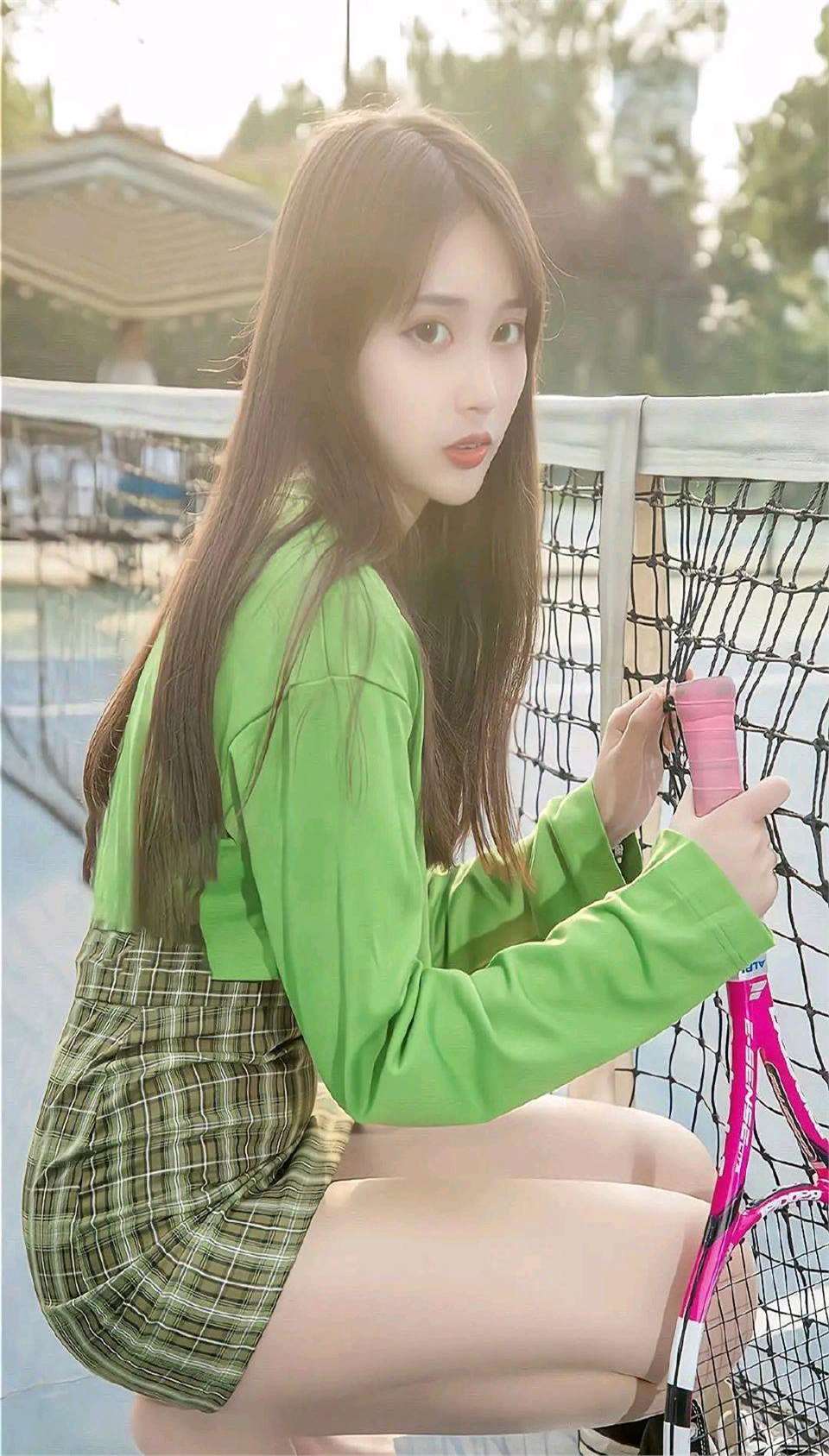 小姐姐打网球的时候也不忘秀出自己的完美身材！