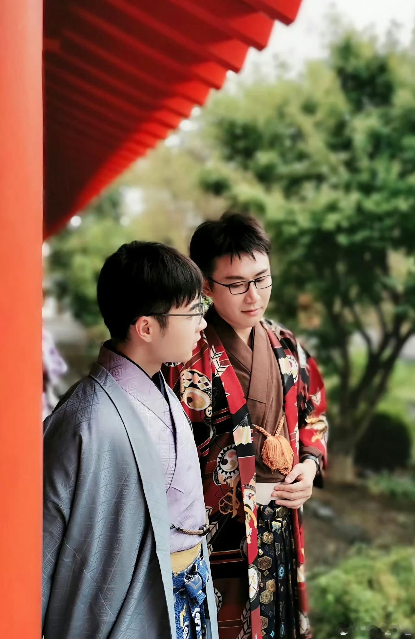 #吾恩去世#青春歌单里循环无数次的古风旋律，终于有了结局，也带着遗憾落幕。我们听过他治愈的歌声，却从未知晓，这温柔曲调的背后，是长达七年的病痛煎熬。
 
作为老牌古风音乐人，吾恩留下了太多深入人心的经典作品，陪伴了无数人的年少时光。自确诊高危病症以来，七年漫长抗争里，他历经多次手术与 ​