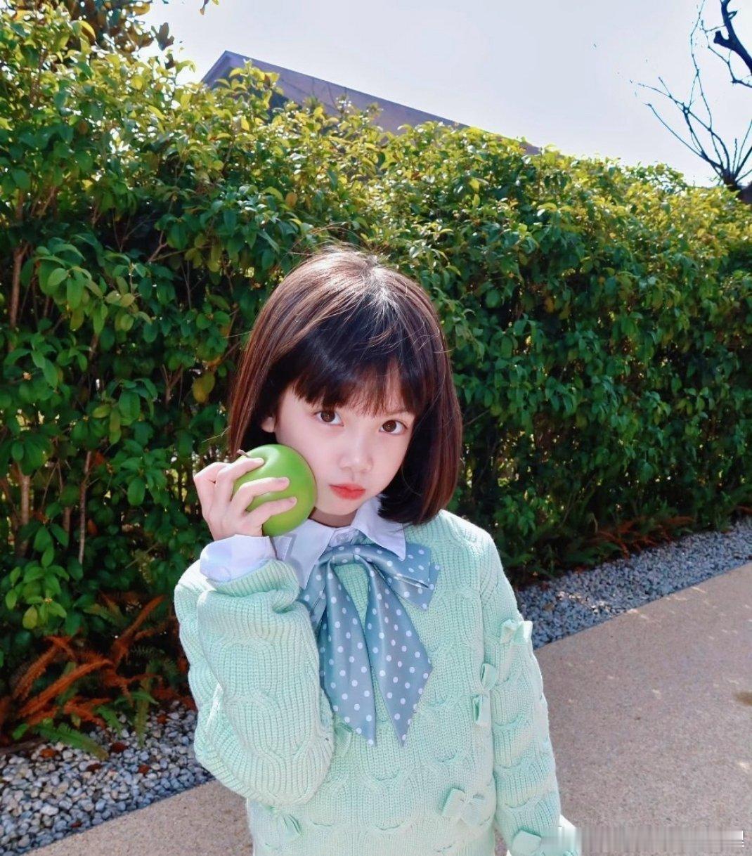 #沐言妈妈回应账号亲力亲为#
最近沐言开心酱爆火后，妈妈陈静婉回应争议：账号三年没团队，从选题到剪辑全自己来。拍视频不让孩子看镜头，而是用眼睛和孩子对话，所以沐言从不排斥。内容全是日常抓拍，拒绝剧本摆拍，真实才是必杀技。 ​