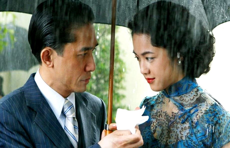 那桌饭，田雨把汤唯的父母请来，想让两位长辈劝她放弃《色戒》。

饭桌上气氛凝重，田雨开口了：“只要你不拍，我们马上结婚。”他无法接受剧本里的尺度，更怕未来的妻子被千夫所指。

可汤唯心里清楚，对面坐的是李安，搭戏的是梁朝伟。错过这次，可能这辈子都再没机会站到那个高度。她看着眼前的男人，选择了事业。