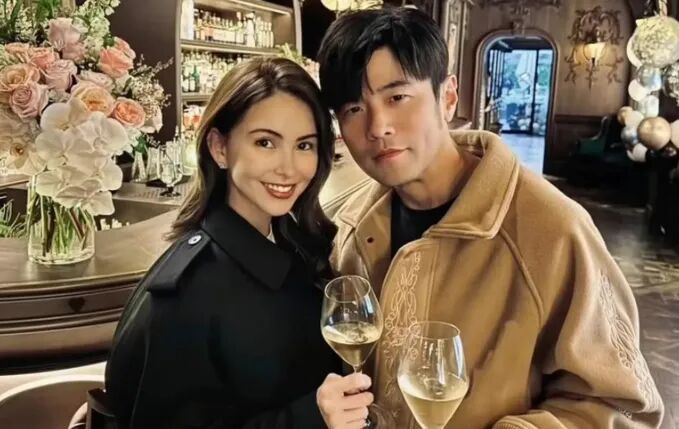 台媒爆料周杰伦花了将近5个亿购入两套豪宅，全部登记在昆凌名下，对此周杰伦粉丝各种夸，强调周杰伦爱妻宠妻，是圈内少见的好男人；但网友的眼睛是雪亮的，直言周杰伦这是为了私生子事件在补偿昆凌。 ​