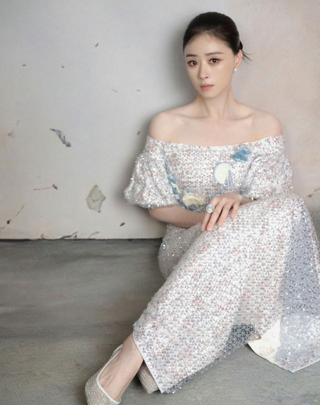 #娱乐[超话]##才发现蒋欣的头是真小啊#
女明星活动同框视频流出，才发现蒋欣的头是真小，绝佳头身比太出众。单人镜头很难察觉到这个亮点，和其他女星同框，小头的优势立刻显现，衬得整个人挺拔大气，自带超强镜头感。 ​