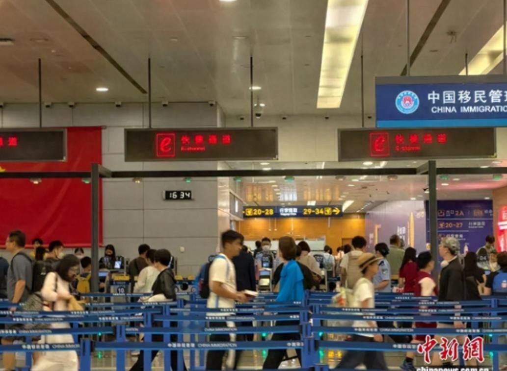 上海浦东机场，一外籍男子自称来华旅游，结果入境三天手机里连张风景照都没有，行程也支支吾吾。民警当场开箱检查，12根金条整整齐齐码在里面，一查真实身份让人大吃一惊！
 
（信源：德州晚报---一外籍旅客谎称来华旅游，携12根骗来的金条欲逃出境被民警查获）
 
浦东机场大厅里人来人往，出入境大厅的执勤现