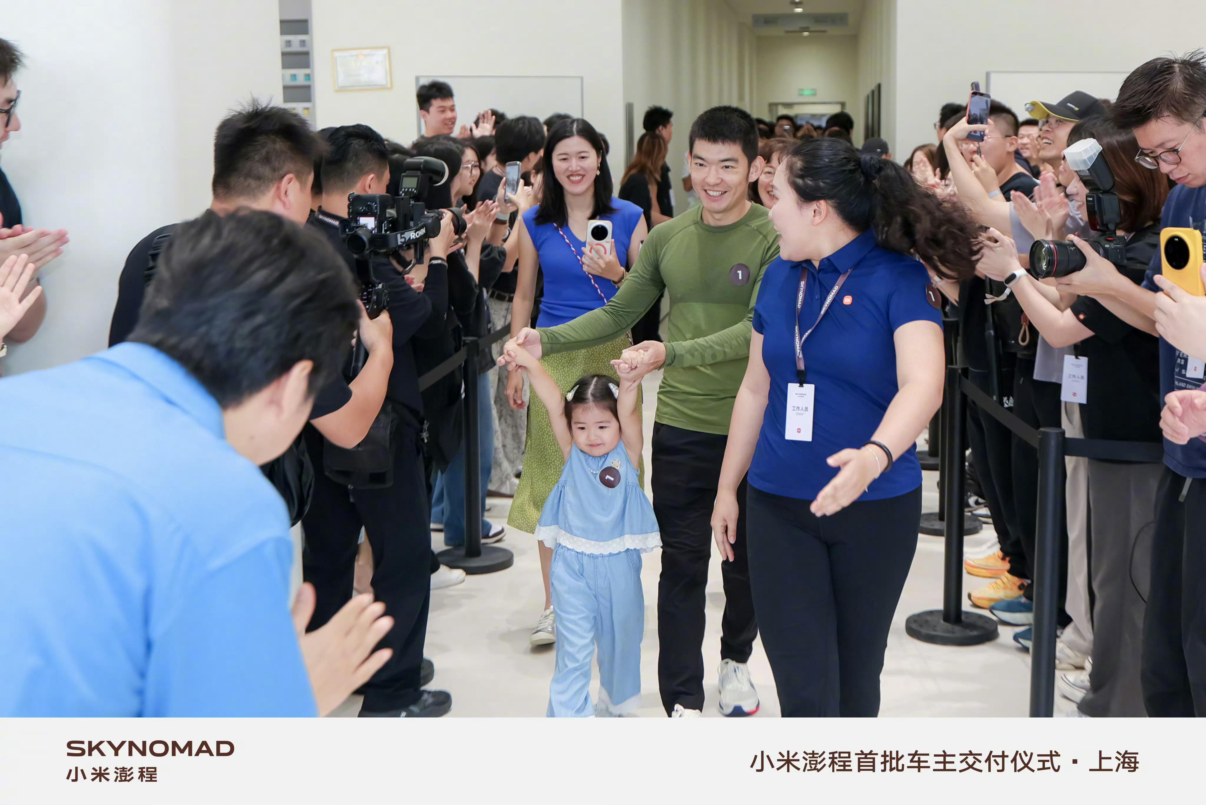 #雷军为上海澎程车主交车#
昨天雷总在徐州给首批澎程车主交车，今早又到了上海
雷总行程排这么满，其实也是想给更多澎程车主亲自交车，毕竟千亿老总给开车门的机会 确实很难得 [酷]

虽然行程很赶，但雷总今天还是全身心投入 认真对待每位车主，从门口迎接 逐一握手，到开车门 目送车主驶离，丝毫不像 ​