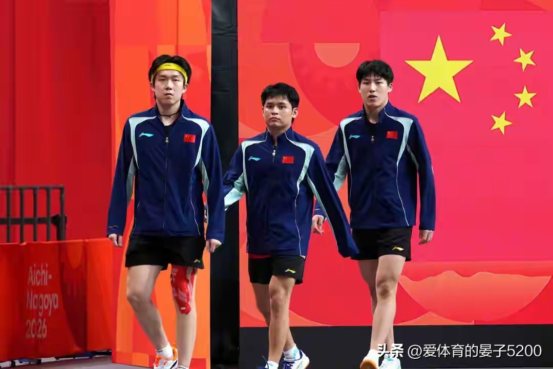 ★可惜了，国乒男团九连冠梦碎！小伙子们虽然苦战五盘，但2-3不敌日本男团，屈居亚军。
★太强了，张本智和一人得两分！他先是3-1击败小将温瑞博，随后又3-0横扫现世界第一的王楚钦。
★有人说，两队的实力不相上下！日本之所以夺冠，是因为占据了天时地利人和；中国之所以输球，是因为排兵布阵有待商榷。对此，