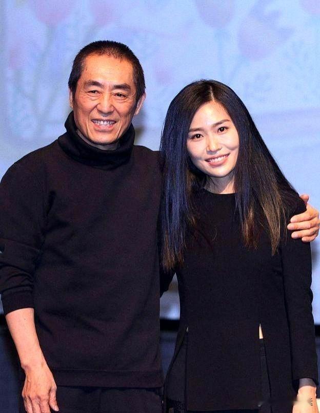张艺谋放下百万工作奔赴受家暴女儿，一句“爸来了”戳破硬汉柔情
 
2008年张艺谋得知女儿张末在美国遭遇家暴，立刻搁置手头全部工作，连夜订最快航班奔赴纽约。
全程36小时的航程里他彻夜难眠，曾经在鸟巢统筹大型盛会、气场十足的导演，内心满是慌乱。
 
见到女儿时，她身形消瘦，脸上还有伤痕。张艺谋没有半