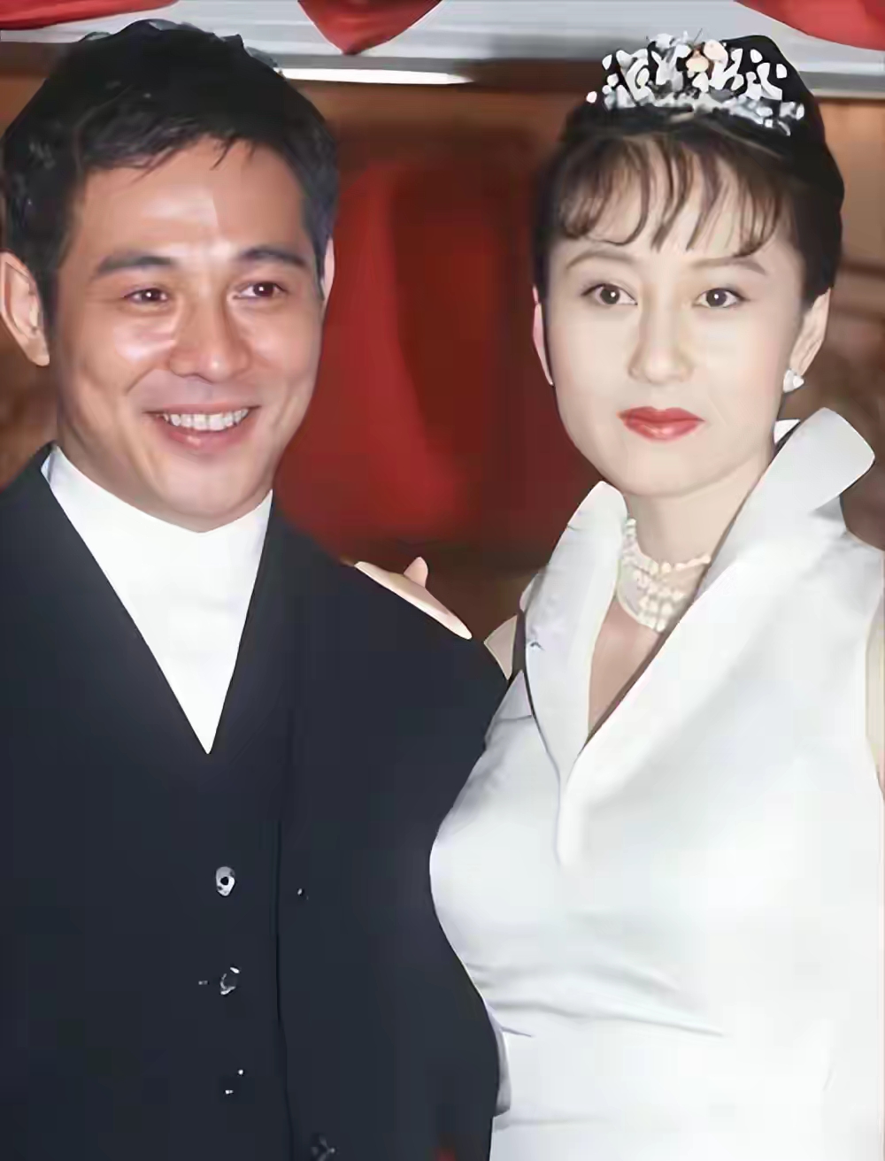 背负几十年骂名！李连杰正面澄清抛妻弃子传闻，真相让人唏嘘
 
提起李连杰，很多人脑海里除了黄飞鸿、方世玉这些经典功夫角色，还有一个伴随他几十年的争议标签：抛妻弃子。多年来，网上各种传言不断，说他成名之后抛弃青梅竹马的前妻，对大女儿不闻不问，只顾着和利智的家庭。就在最近《杨澜对话》节目里，李连杰首次直