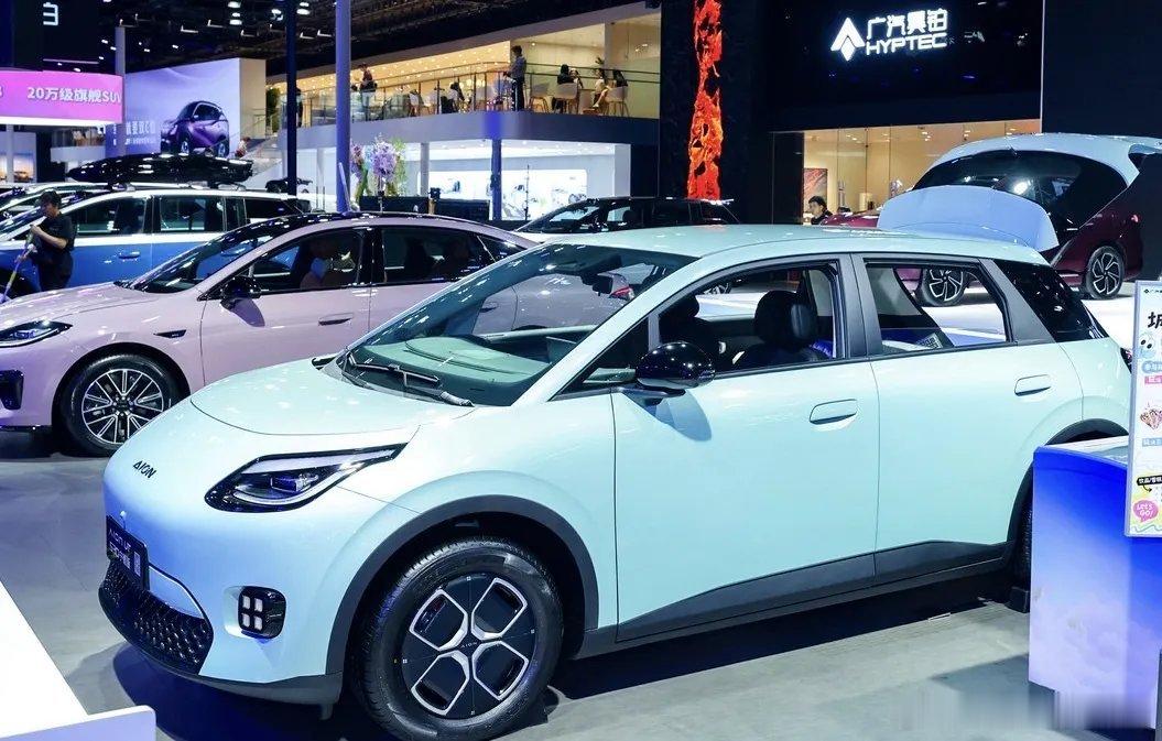 蹲了好久埃安UT新款，成都车展终于见到530宁德版实车。看完公布的价格权益，和我心里预想差距不大，对比同价位车型整体很有看点。车内空间很宽敞，薄荷冰绿车漆看着清爽，现场还打卡联名冰淇淋，家用代步可以多考量下。#埃安UT焕新上市##长续航国民大两厢##家庭新主力# ​