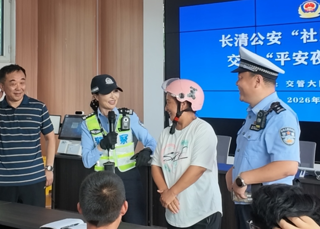 核载31吨，居然拉了123吨，济南女交警拒绝道德绑架，回怼超载大货车司机。

一段山东济南女交警拒绝道德绑架、犀利回怼超载大货车司机的视频引发关注。
 
视频中，大货车司机被查后称“你这就是把人逼上死路了，没法活了”，女交警当场回怼“是你的违法行为让你没法活”。
 
她逐一列举司机三项违法：车牌污损