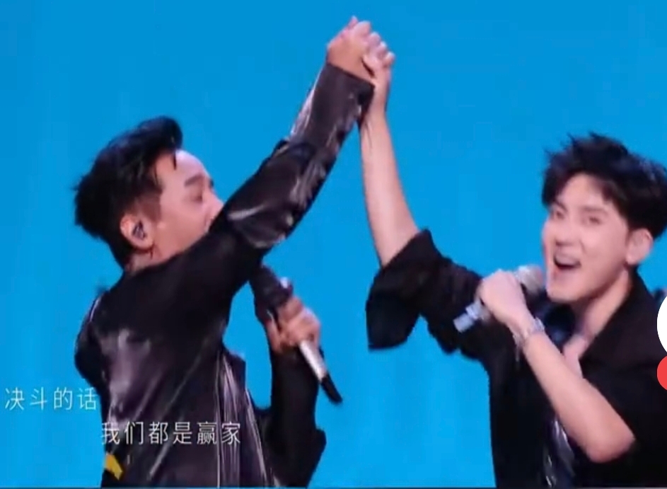 郭晓东张睿在披荆斩棘2026演绎热血改编版《抽离》，算得上是旧瓶装新酒，原版偏向低沉伤感，这次舞台重新编曲加快节奏，强化鼓点，表演情绪层层往上推进，现场氛围直接被调动起来。郭晓东本身并非专业歌手，日常更多深耕影视领域，发声处理存在明显局限，依靠舞台情绪、肢体表演补足唱功上的短板，张睿有不少演唱舞台的