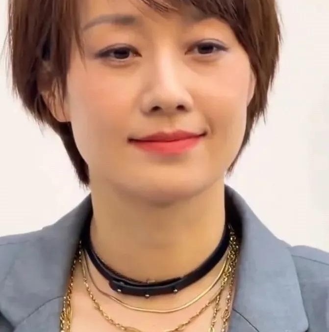 50岁的女明星，不靠新剧不靠绯闻，一身灰西装就冲上热搜，这排面内娱还有几个？

9月17号，上海静安嘉里中心，RIMOWA大陆首店开业，马伊琍和樊振东、许光汉、赵今麦同台。灰西装袖子随手一挽，里面黑色吊带长裙，叠戴金链子，拎个克莱因蓝小包，全身唯一的亮色，偏偏最抓眼。

生图一出，评论区齐刷刷喊：罗