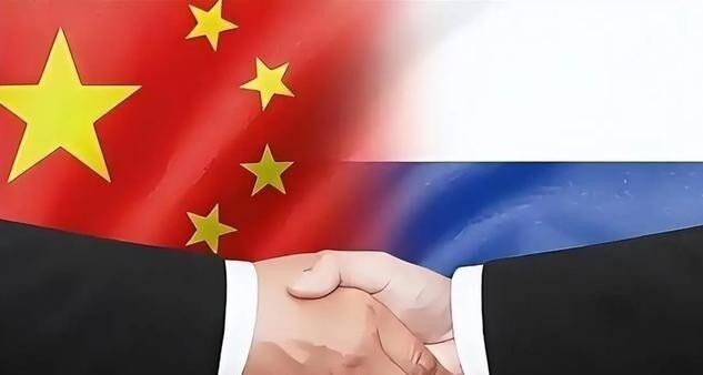 伊朗正通过卡塔尔、巴基斯坦这些中间人，跟美国就霍尔木兹海峡和停火条件来回过招，姿态比从前软了，但远没到认输那一步。一边是美国把石油运输、金融网络的制裁越收越紧，一边是伊朗提出&
