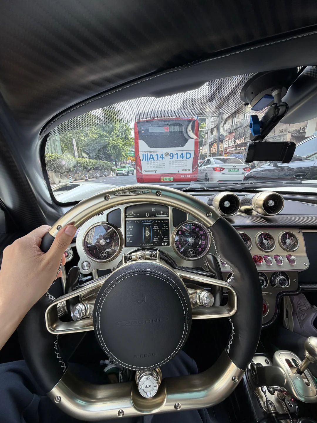 原来开帕加尼也会塞车