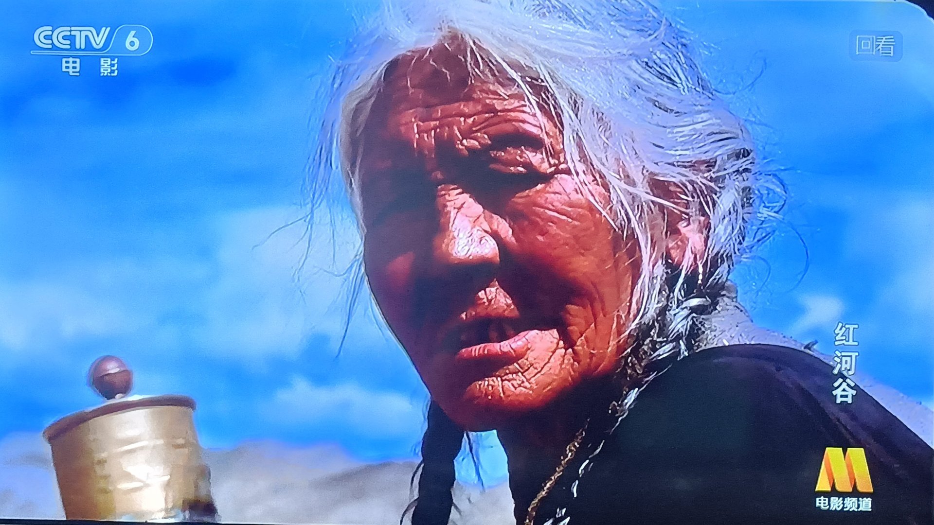 天太热了，昨天下午没地方可以去，打开电视，正好可以看《红河谷》，就重温了一次。
96年的作品，到今年刚刚过去三十年。一个人宁愿去看三十年前的作品，这到底说明了什么？说明今天的疲软。
看完影片，人还是非常激动。《红河谷》有很多看点，宗教、国家、民族、历史、地理、爱情，科学与原始，文明与 ​