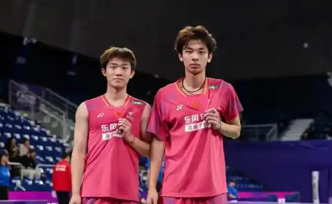 羽毛球世锦赛刚刚结束了一场男双1/4决赛，男双世界排名第26位的囯羽组合胡珂源/林祥毅，发挥不佳，11-21、17-21不敌世界排名第4位的马来西亚组合谢定峰/苏伟译，无缘男双四强。

马来西亚组合谢定峰/苏伟译取得交手3连胜，晋级男双四强，半决赛对阵韩国组合金元浩/徐承宰和马来西亚组合吴世飞/伊祖