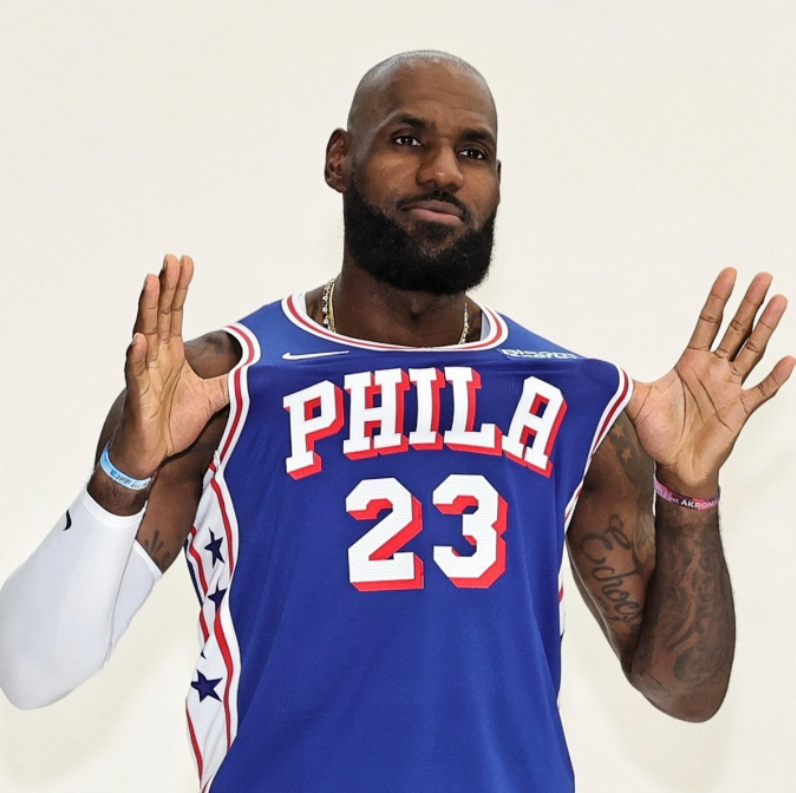 近日湖人媒体人Trevor Lane和Donnie Freeman录制了《The Basketball Bulletin》播客，在最新更新的一期里，他们谈到詹姆斯的相关话题，后者今天刚打完76人公开举行的队内蓝白对抗赛。

Trevor Lane：看到詹姆斯依然保持着如此惊人的运动能力，这对76人来说是个好兆头。本赛季对76人非常有利的一点是， ​