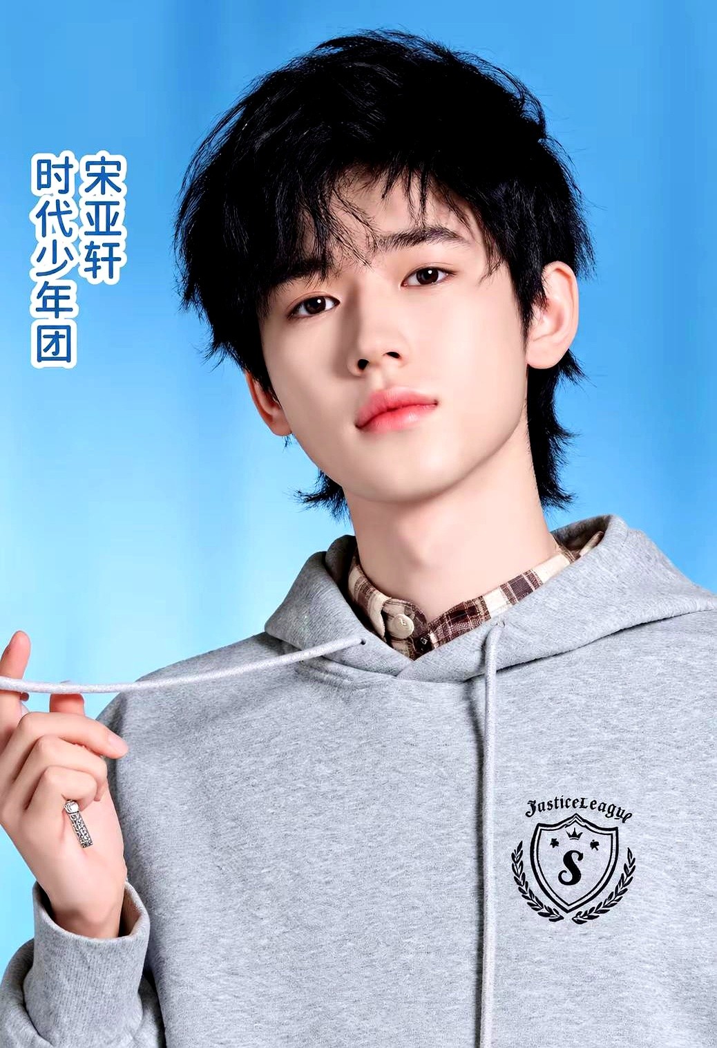 宋亚轩这次的新发型，算是把清爽少年感玩明白了。

没有过度折腾，就是干净利落，越看越有那种让人眼前一亮的惊喜感。这次带着真维斯的标签亮相，呈现出来的特质确实特别。

他会一直是宋亚轩，但每次出场偏偏又能给出全新的感觉。顺着这个方向多尝试不同风格，路子绝对宽。

说句实话，这波新造型你们给打几分？