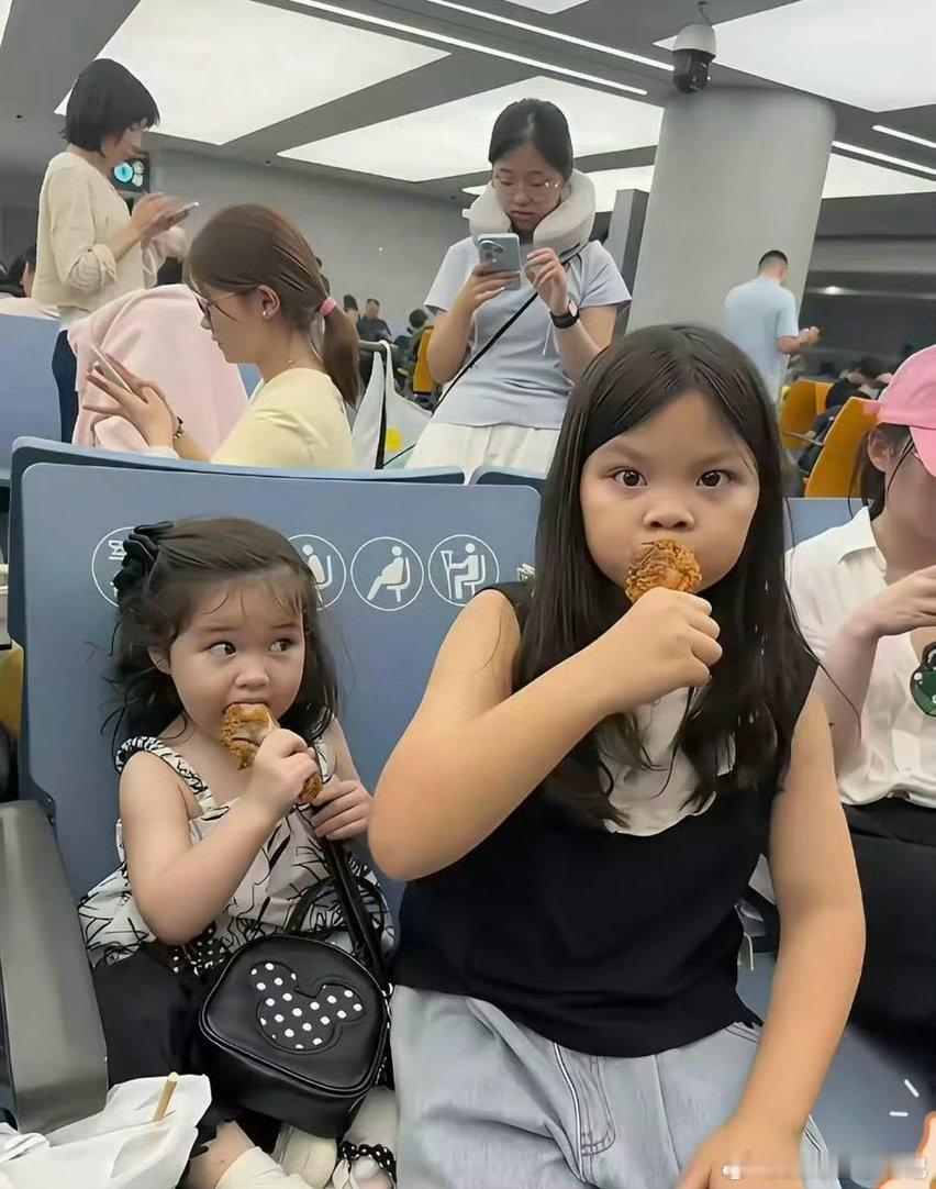 基因太奇妙！韩安冉两个同母异父女儿气质迥异，大女儿复刻妈妈少女模样 ​​​

韩安冉官宣03年新男友 ​