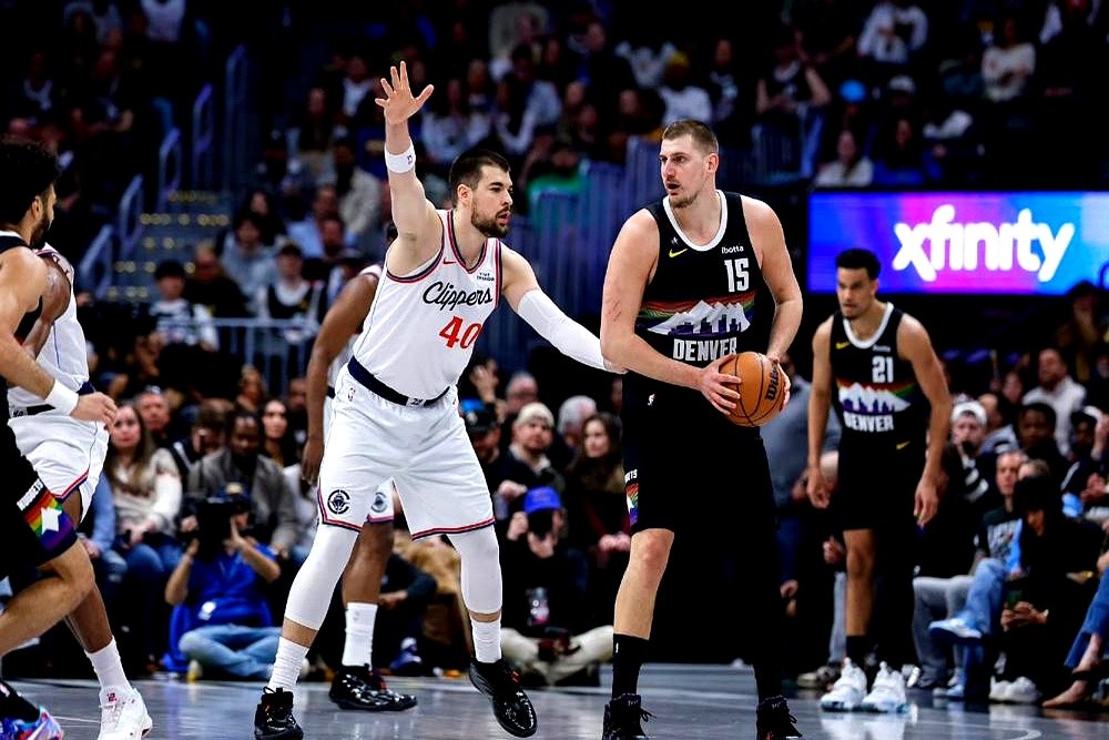 三连MVP约基奇亲口承认，整个NBA他只怕两个人单防。不是文班亚马，也不是戈贝尔。

这俩人是快船的祖巴茨和太阳的努尔基奇。约基奇在播客里直摇头，说这两位哥们跟他一样胖乎乎的，内线卡位肉搏时，底盘像焊死在地板上，他卯足劲愣是一步都推不动。

平时看约老师打球，手活细腻得像绣花。但碰上这两个死活不起跳