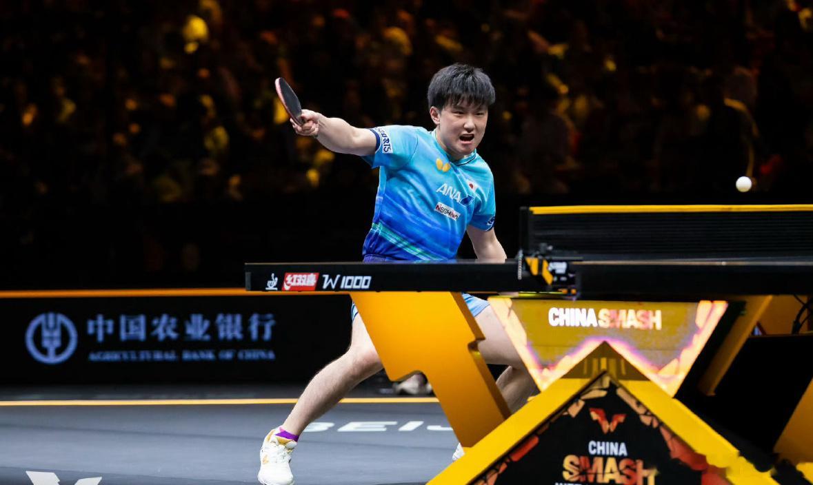 绝境上演惊险翻盘 张本智和 3 比 2 力克朴康贤晋级

2026 WTT 中国大满贯赛场迎来一场紧张刺激的男单对决，张本智和与朴康贤激战五局，奉献一场高质量对抗。

整场比赛双方打得十分胶着，你来我往，比分一直没有拉开。朴康贤发挥出非常不错的竞技状态，进攻凶狠，防守稳健，牢牢咬住比分，将比赛拖入决 ​