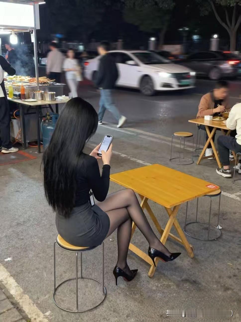 中年姐姐的黑色穿搭哲学🖤  最近发现一个有趣的现象 上了年纪的姐姐们...