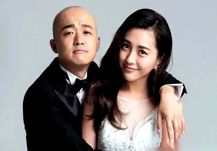 全网都指着包文婧的鼻子，笑她是个连祖宗姓氏都要改掉的“顶级恋爱脑”。
毕竟两口子都姓包，这事儿放在台面上，怎么看都像女方为了爱情无底线倒贴，逼得她只能坐在直播间里，对着镜头一遍遍扯着嗓子澄清。
但其实，这口黑锅她背得实在太冤。包文婧的户口本上，祖祖辈辈就姓包。
真正改头换面连姓都换了的，是她那个光头