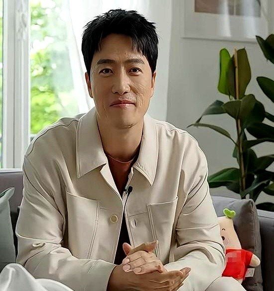每年稳拿耐克200万美金终身合同的人，会因为不到一百万的安置费在网上跟人急眼？别逗了。刘翔这次，纯粹是让人给恶心着了。逼着人家“二选一”：要么回去当教练，要么拿点碎银子买断走人。甚至还暗戳戳地让舆论指着他鼻子骂，说他这些年白拿钱“吃空饷”。换你，你寒不寒心？人家社交平台上的反击，句句都是大实话，字字