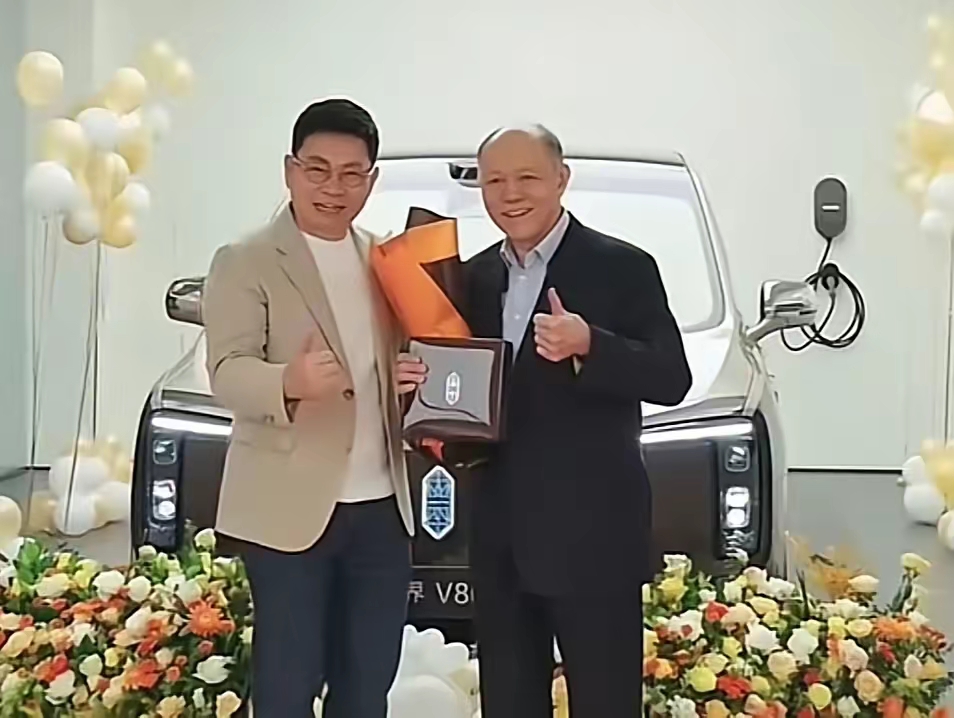 余承东为霍英东集团总裁霍震寰交付尊界V800！
罗鸿：以霍英东家族的爱国底色，选国产豪车，这份认可比任何广告都有分量！余承东亲自交付，交付的不只是车，是中国制造冲高的底气！顶级圈层用真金白银投票，这比喊口号实在！