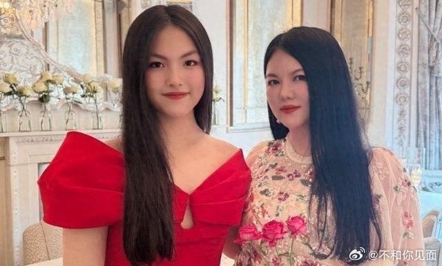 16岁王诗龄英国城堡庆生，李湘王岳伦离婚后同机回北京，网友看愣：这共同带娃咋比没离还齐心 ​