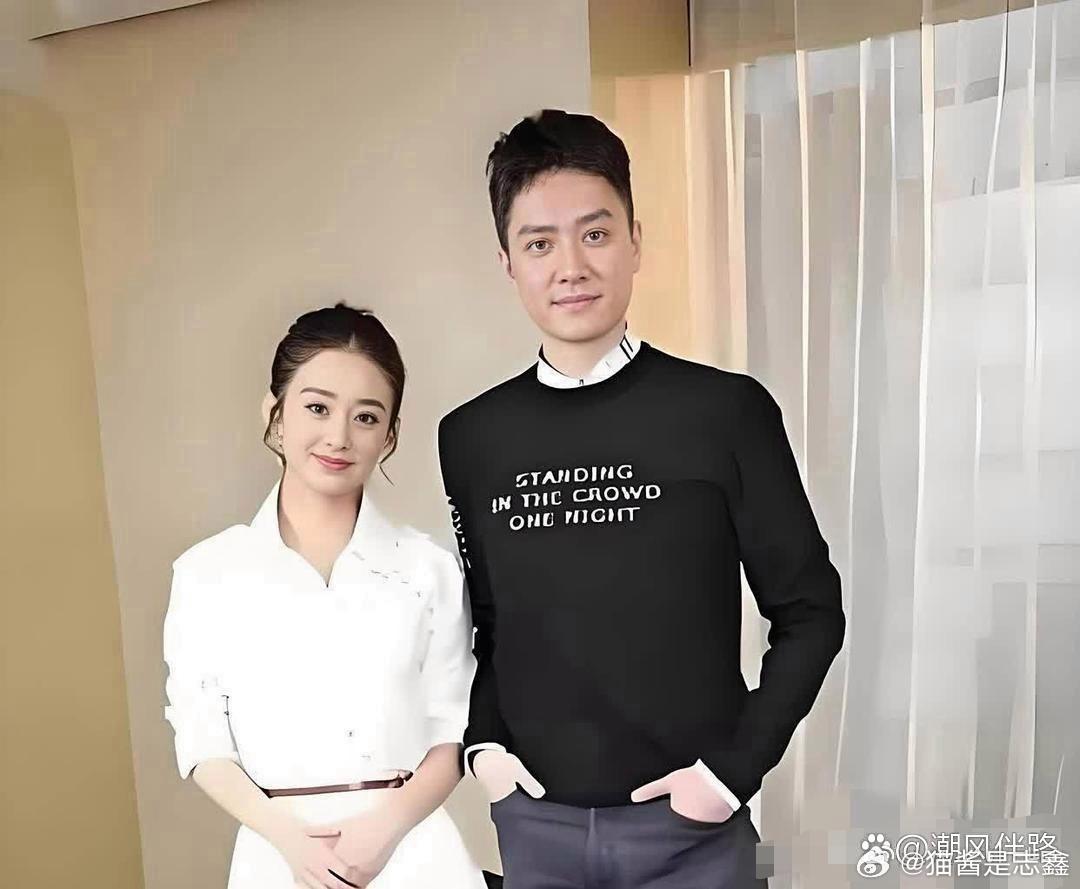 最近，有港媒披露赵丽颖再次怀孕，孩子的父亲是冯绍峰。这个消息一传出，网络上立刻热议纷纷。自从两人离婚以来，事业蒸蒸日上，鲜有公开互动。然而，有知情人士透露，冯绍峰在得知这个好消息后，特意推掉工作陪伴她，并且送出了五百万的珠宝。
此前还有网友拍到他们一起带孩子外出就餐，亲密互动，引 ​