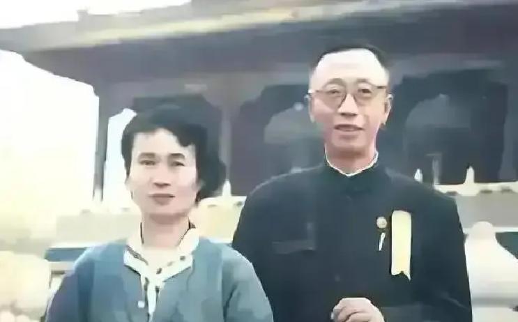 1964年，毛主席突然问道溥仪的工资，当他听到只有60元，顿时脸色大变直言：薪水太少，人家是皇帝嘛！
 
当天下午，国务院一位副秘书长把电话打到故宫博物院。他没提加薪，只问：“你们库房里那批清宫旧物，定级完了没有？”那边说还差三箱，专家不够。副秘书长说：“让溥仪来。不挂名，不发聘书，按次给鉴定费。”