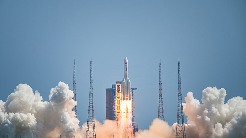 星舰首次地球轨道飞行任务提前终止，受控溅落时发生剧烈爆炸。航天探索本身充满未知与挑战，每一次试飞，不管成功还是爆炸，都能积累宝贵数据，为后续载人航天铺路。