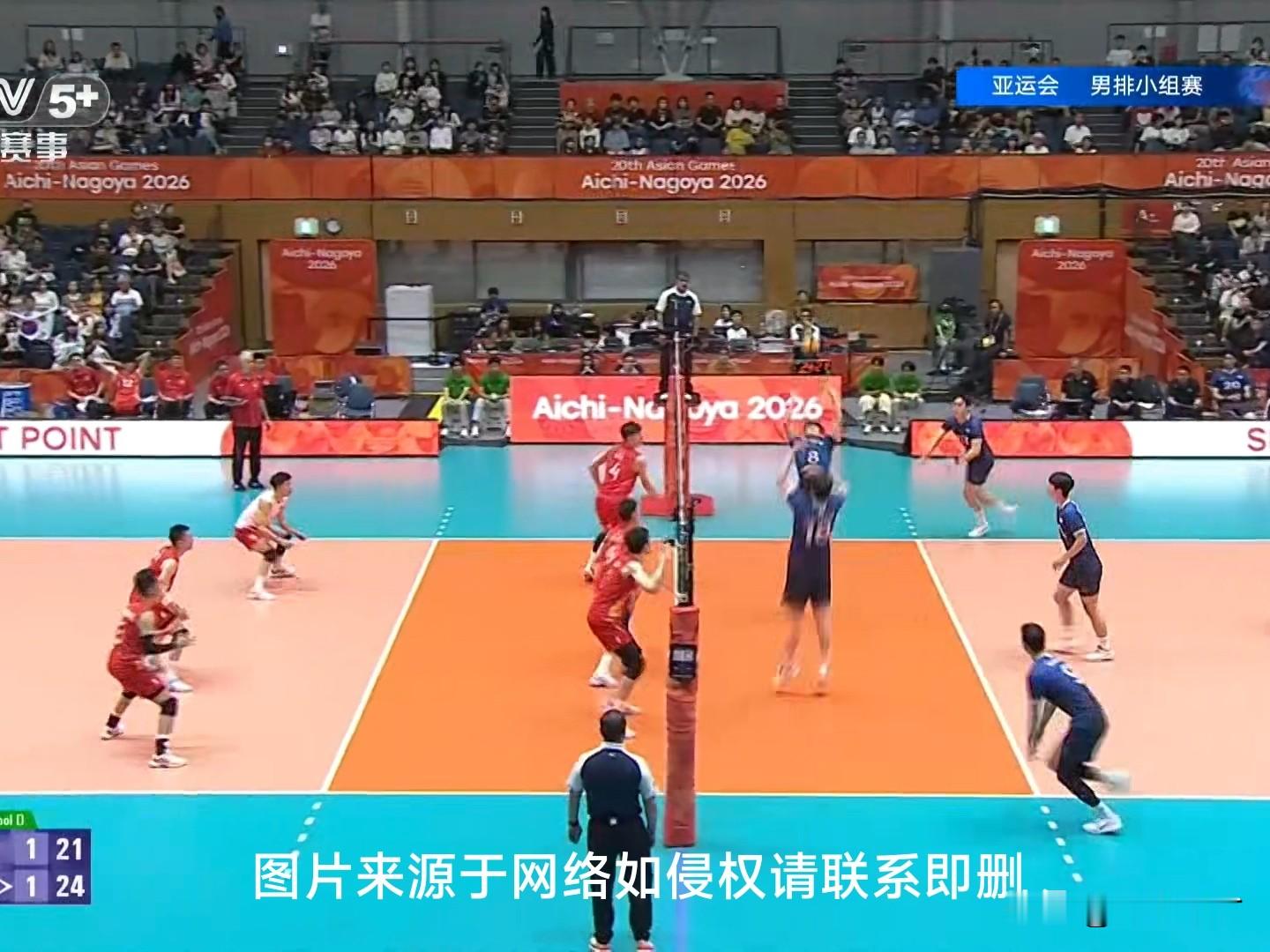 中国男排暂时领先韩国男排。
9月29日晚上，中国男排迎来亚运会小组赛最后一个对手是埋在国队。亚锦赛中国队被韩国队挡在四强门外，窝囊得不得了。此番再次相遇，自然想扳回一城。首局，两队打成25-25，韩国队27-25险胜。第二局，中国队25-23胜出，同样不容易。第三局，中国队局末拦网发挥出来了，连拦带