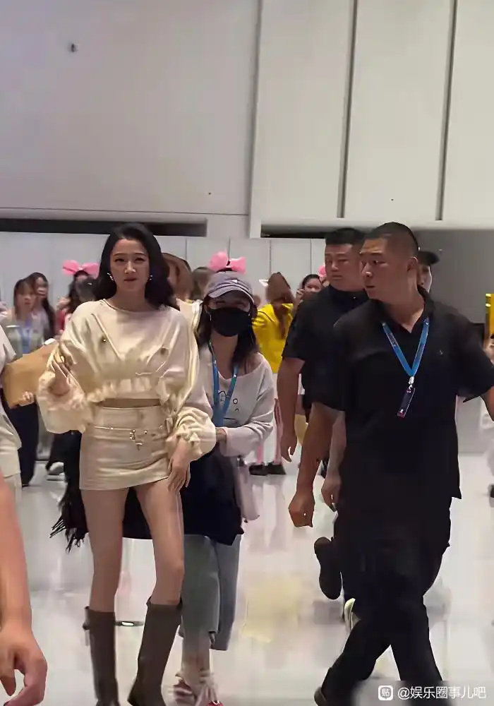关晓彤那裙子，短到得专门配俩人举着黑布跟屁股后面挡 ​