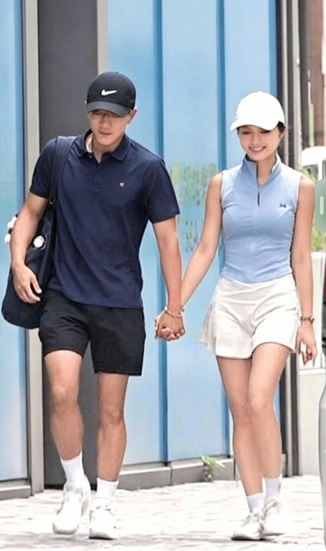 #港媒 刘恺威父女恋# 52岁的刘恺威，找了年纪比自己小了20岁的黎纪君做女朋友，果然他就是喜欢年龄小的呀！当然，哪个男人不喜欢呢？不得不说，刘恺威眼光也是真的好，老婆女朋友一个比一个漂亮，确实是相当厉害了。 ​