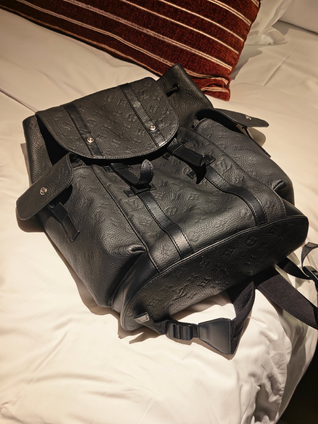 #LV承认起诉茉莉奶白产生负面影响#说实话，LV 这个品牌变的非常low了，家里面媳妇还有LV的包，我也有，感觉以后都不想买了…… ​