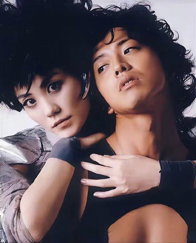 搂完木村拓哉被梁朝伟搂，王菲就这样上演另类换乘，不得不说还是以前的明星会玩，宣传海报拍得不拘一格。